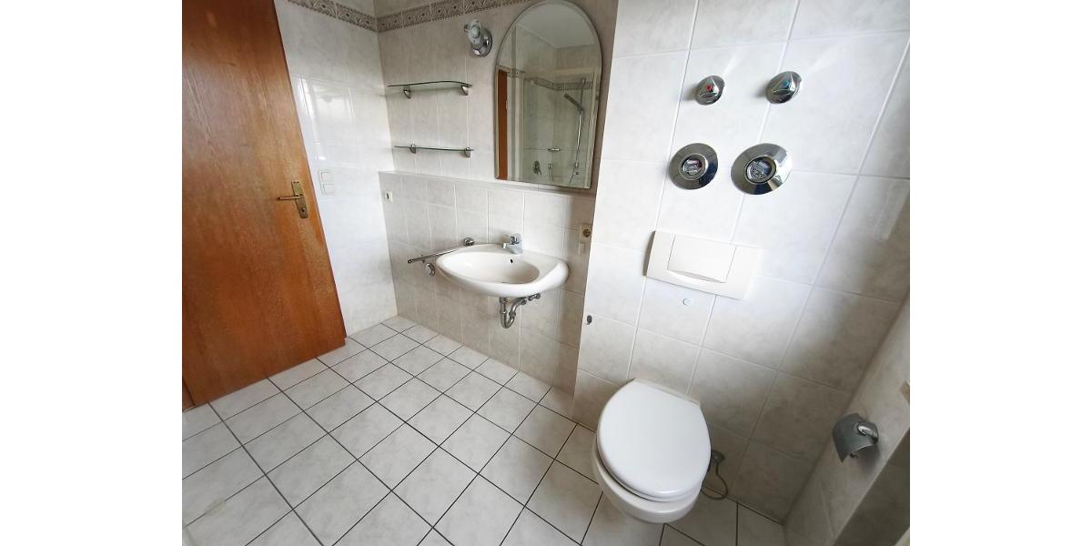 Bad mit Badewanne und Dusche Bild 3