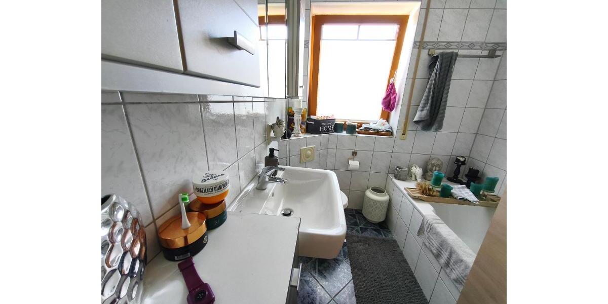 Bad mit Badewanne und Duschabtrennung Bild 1
