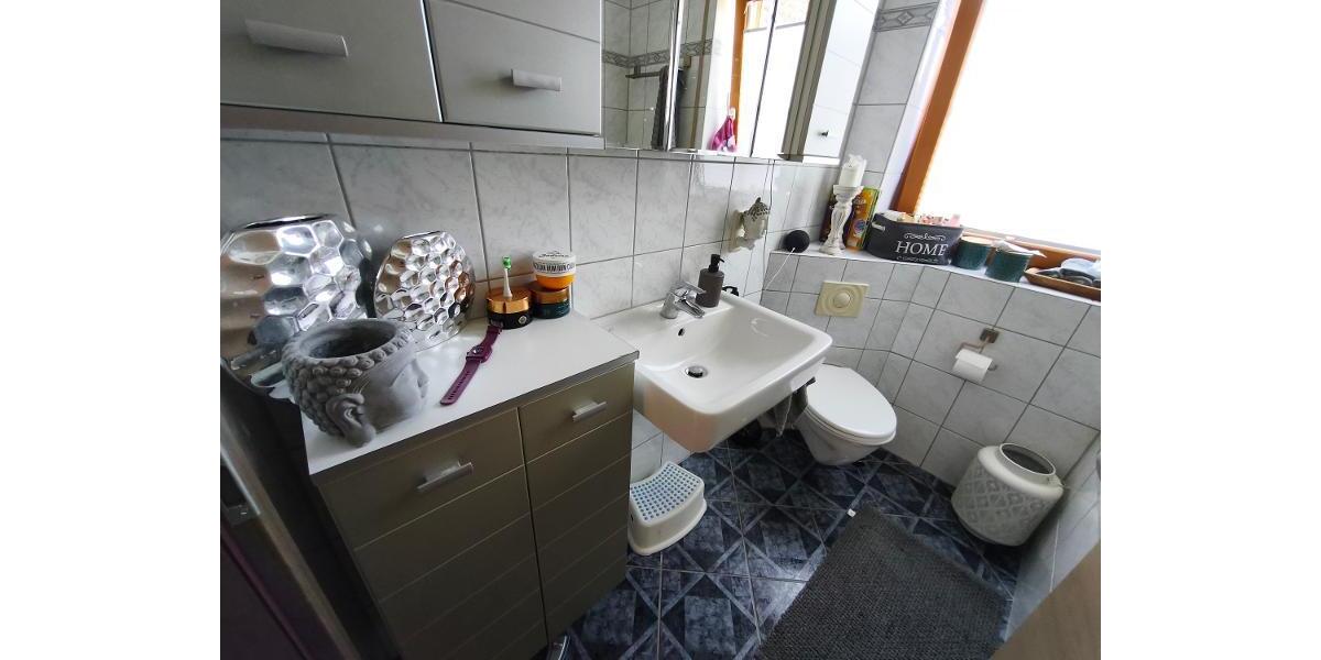 Bad mit Badewanne und Duschabtrennung Bild 3