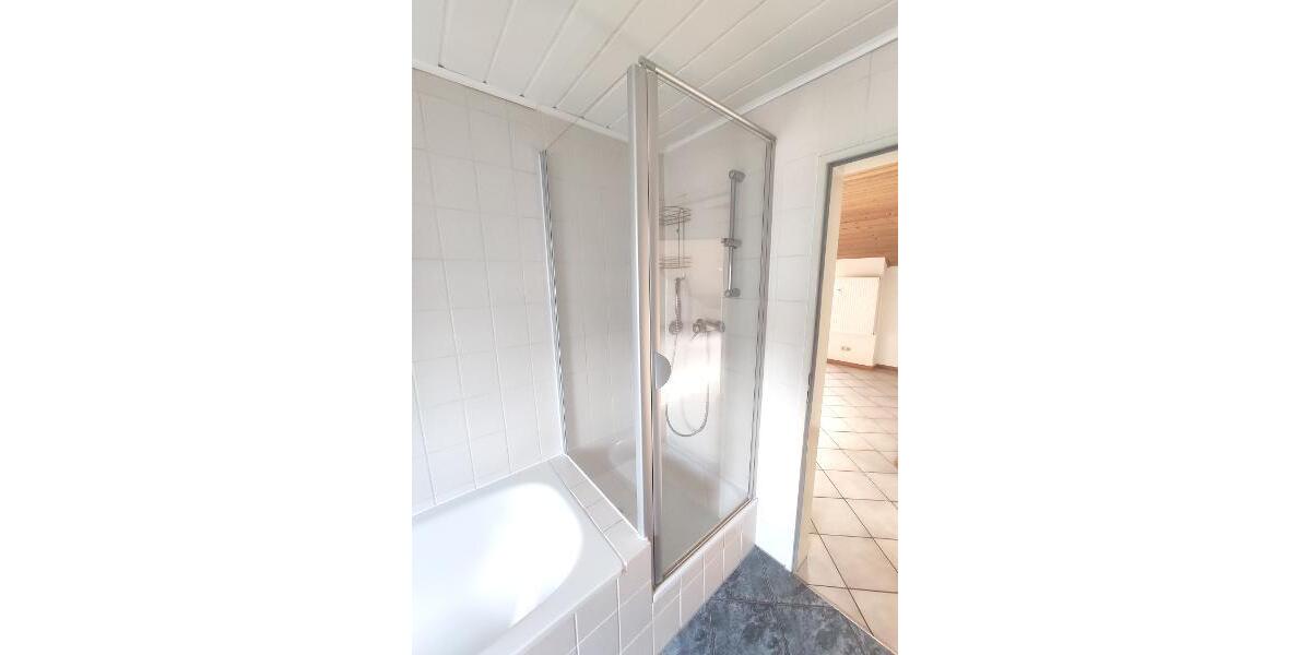 Bad mit Badewanne und Dusche Bild 3