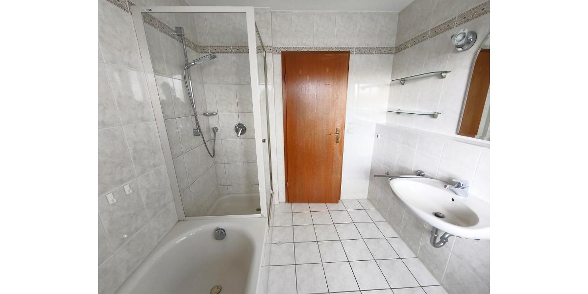 Bad mit Badewanne und Dusche Bild 4